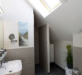 Badezimmer mit großem Dachflächenfenster